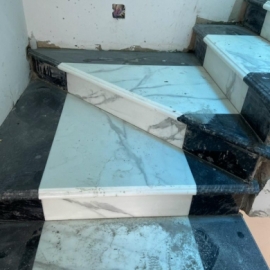 Đá Cầu Thang Đen Trắng