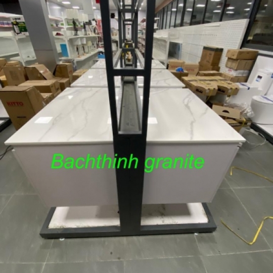 Kệ trưng bày sản phẩm đá trắng sứ